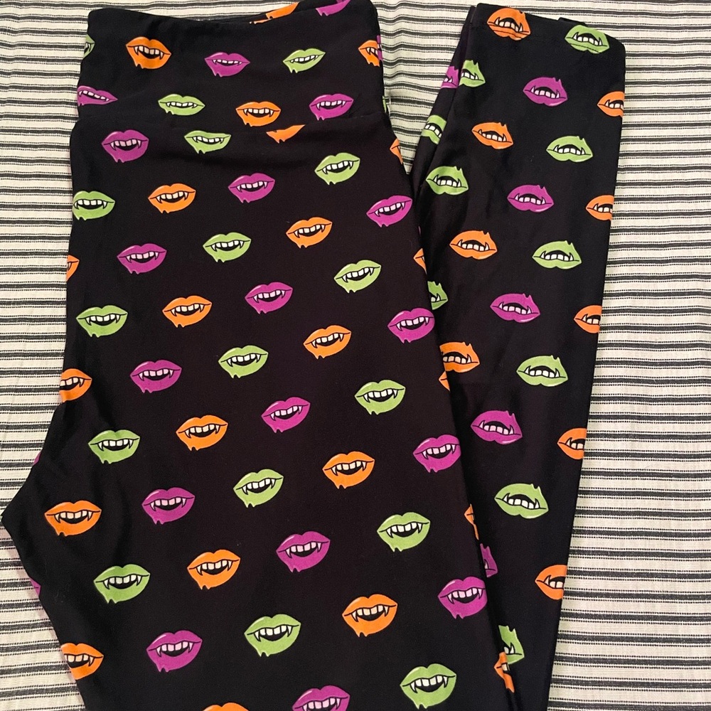 LuLaRoe Women's‎ Leggings with Colorful Lip Print TC